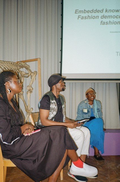 Kimberly Bediako, Khaya Mchunu und Tinyiko Baloyi auf der Bühne des Symposiums Re-Vision Fashion, Juni 2024 /  Kimberly Bediako, Khaya Mchunu, and Tinyiko Baloyi on stage at the Re-Vision Fashion symposium, June 2024