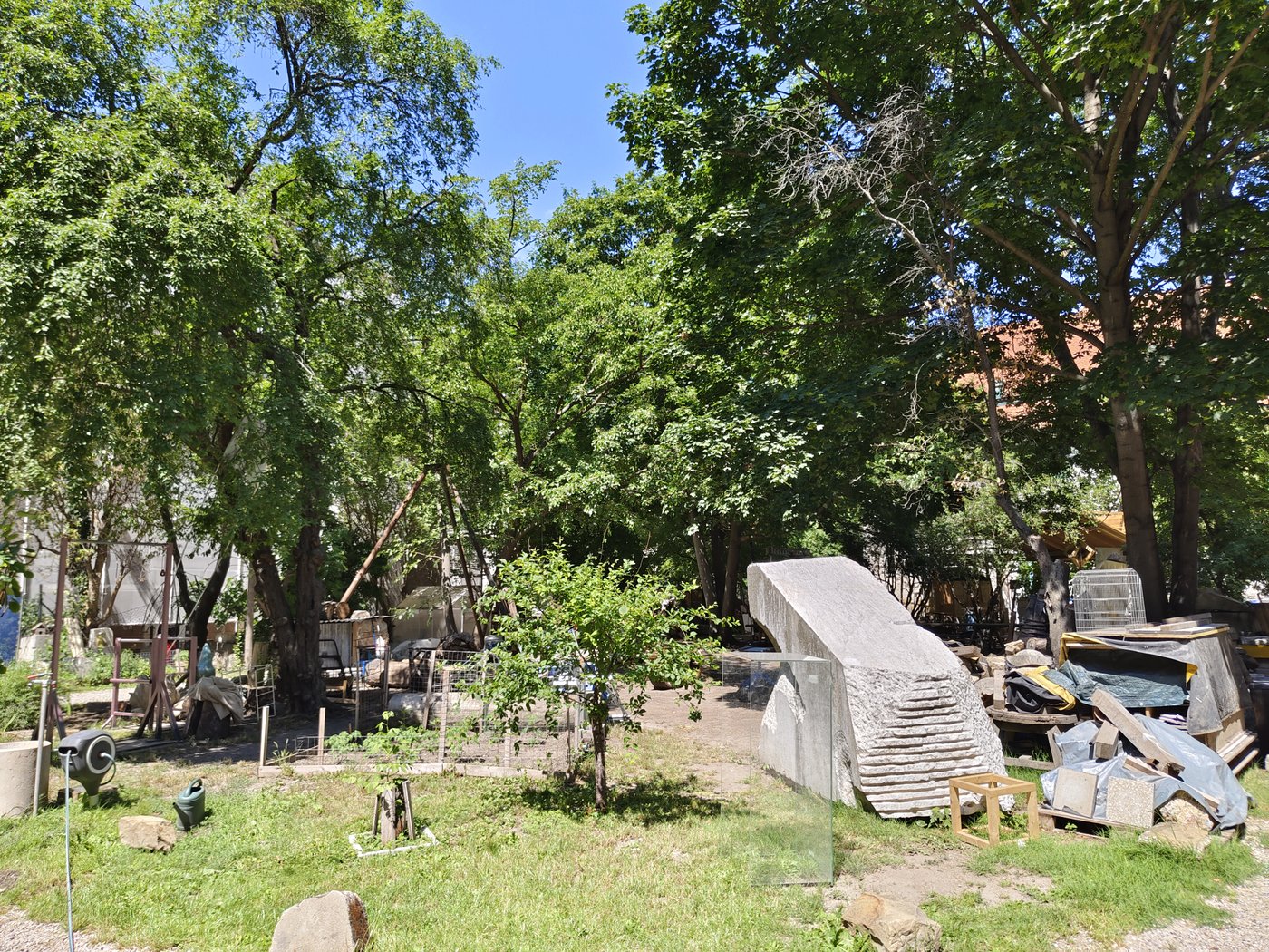 Garten mit Skulpturen und Werkzeug