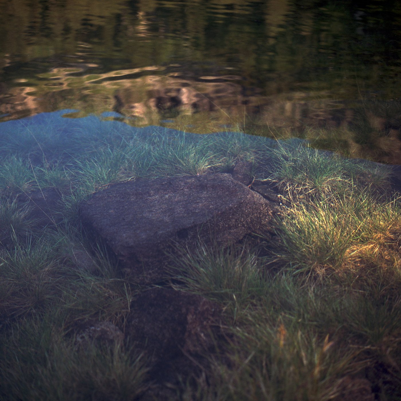 Ein schwarzer Stein unter Wasser