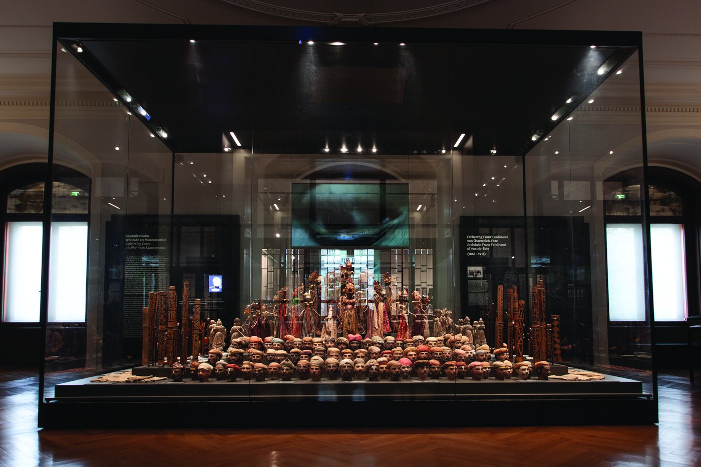 Eine Vitrine mit einem Bildschirm auf dem ein Auge zu sehen ist, die Vitrine ist voll von unterschiedlichen Gegenständen aus der Sammlung Franz Ferdinands