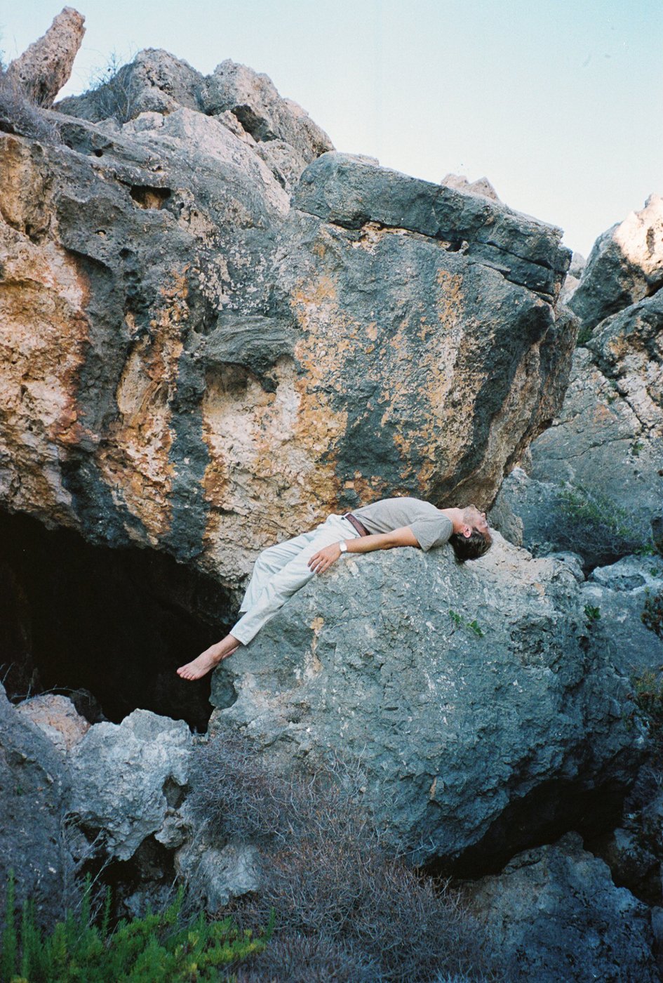 Eine Frau liegt auf dem Rücken auf einem Stein