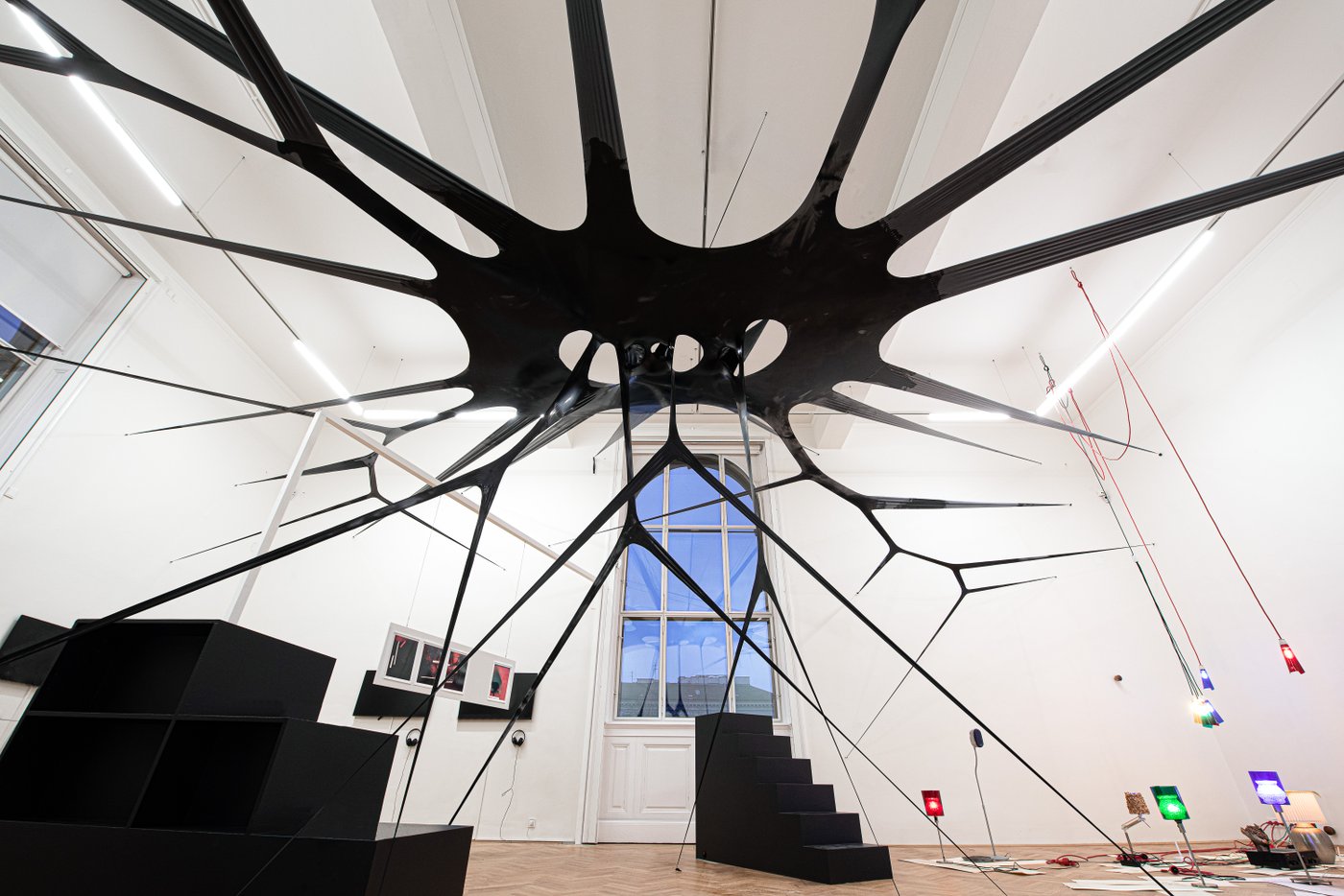Eine spinnenartige Latexskulptur erhebt sich in der Exhibit Galerie