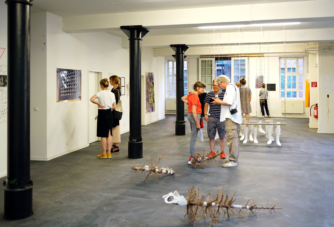 Exhibition Space with PersonsAusstellungsraum mit Personen