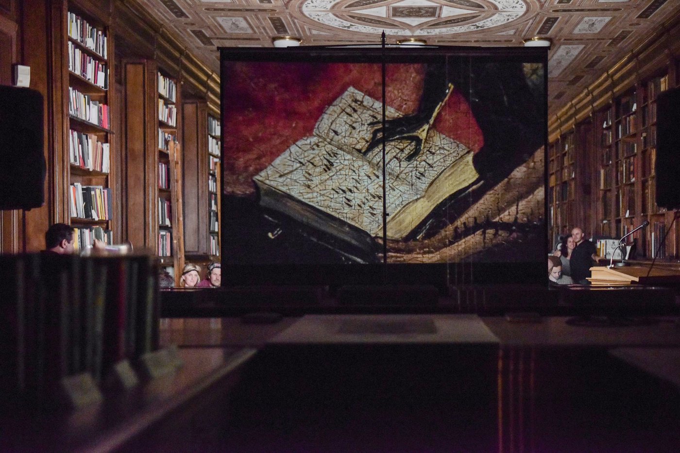Bildausschnitt von Hieronymus Bosch projiziert auf eine Leinwand im Lesesaal der Bibliothek.