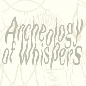 Schriftzug „Archeology of Whispers“ (deutsch: Archäologie des Flüsterns) in einer leicht verzerrten Schrift. Im Hintergrund sind schemenhaft Zeichnungselemente zu erkennen.
