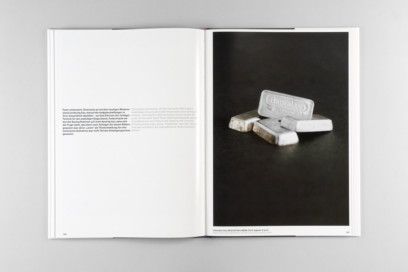 Doppelseite aus dem Buch Fotografie als Motiv mit dem Bildbeitrag von Claudia Rohrauer mit Text und einem Sofortbild von vier 10g-Silberbarren mit dem Aufdruck „Bilderland“.