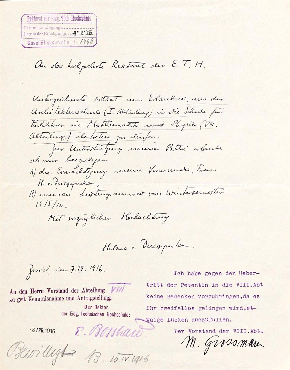 Handgeschriebener Brief von Helene Duczynska mit schwarzer Tinte, mit mehreren Stempeln sowie hand- und maschinengeschriebenen Vermerken des Rektorats. In dem Brief bittet sie, von der Architekturschule in die Schule der Fachlehrer für Mathematik und Physik übertreten zu dürfen.