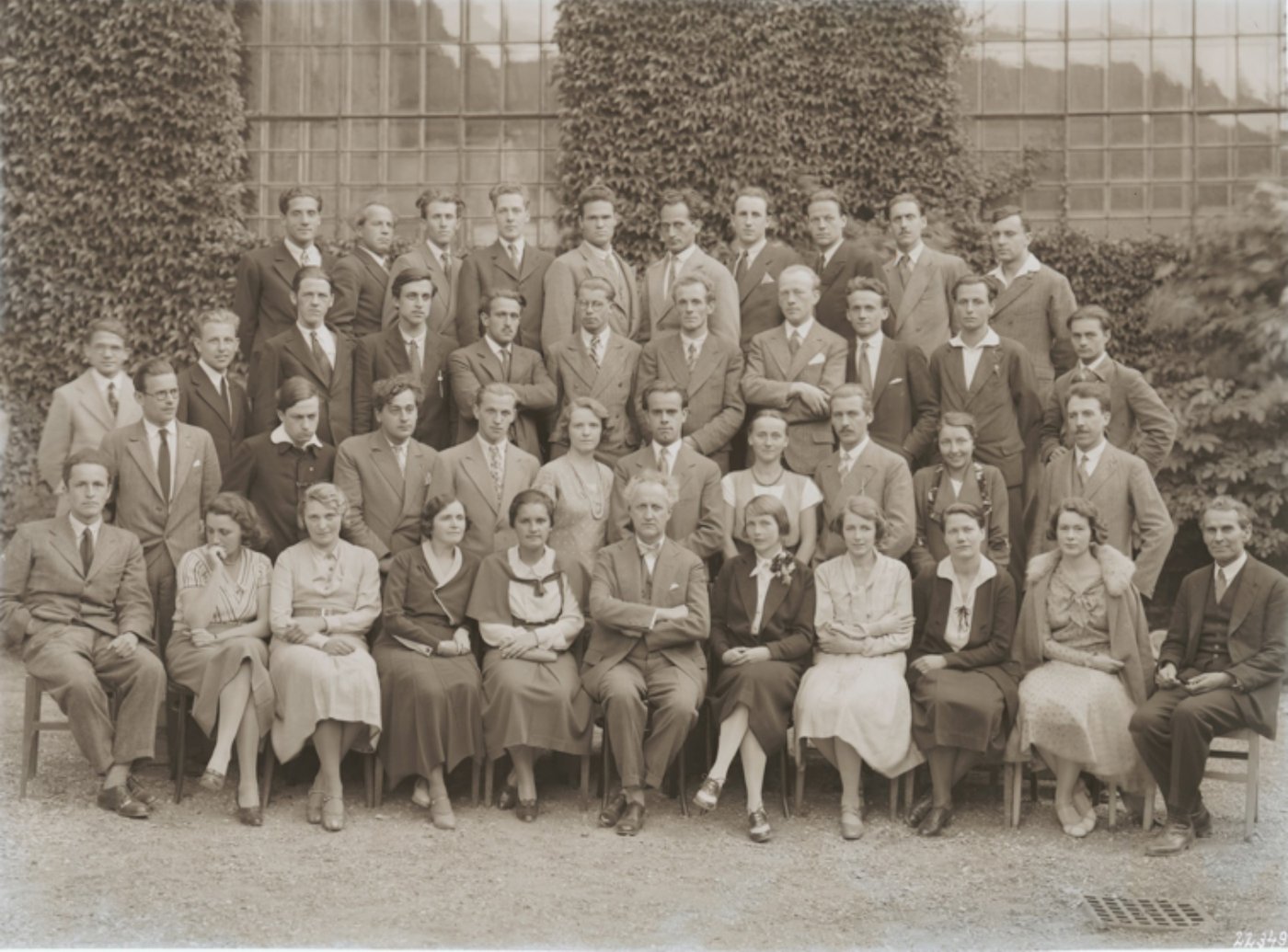 Ein noch weitgehend unbearbeitetes Konvolut von Glasnegativen und Fotoabzügen im Universitätsarchiv aus den 1910er bis 1930er Jahren enthält die ersten Aufnahmen, die Frauen als Studierende an der Akademie zeigen.