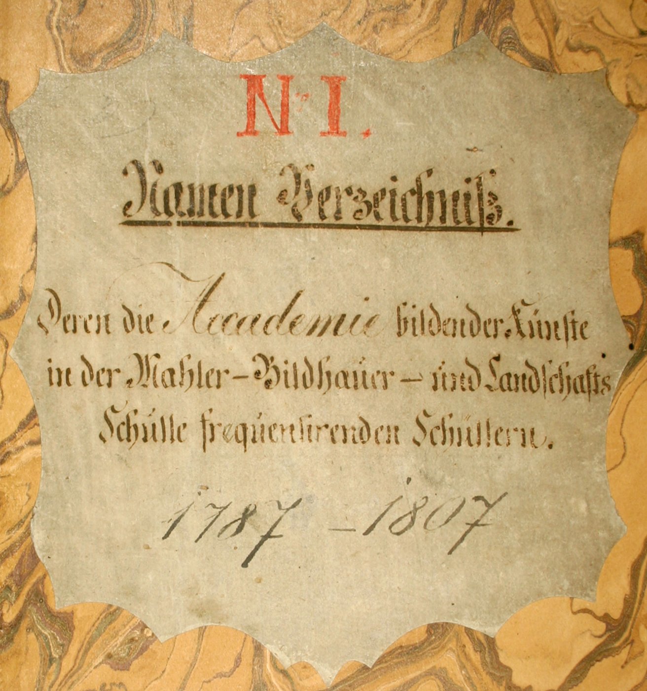 Umschlagblatt eines Matrikelbuchs, gebunden in gemusterten beige-gelbem Papier, darauf ein Etikett, handgeschrieben in Zierschrift Titel und Datum, braune Tinte auf Papier.