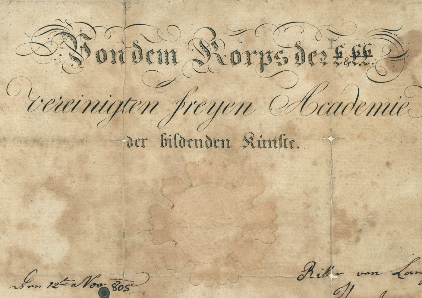 Detail einer Urkunde, schwarze Tinte auf gelblichem Papier, gedruckte Zierschrift, zwei Unterschriften, in der Mitte ein Papiersiegel.