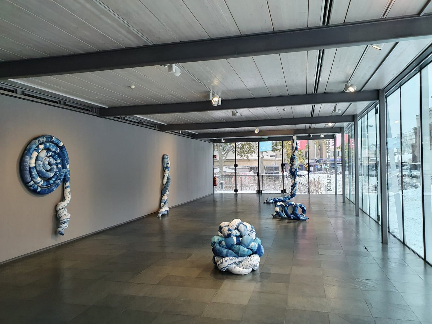 Ausstellungsraum mit blau-weißen Stoffskulpturen