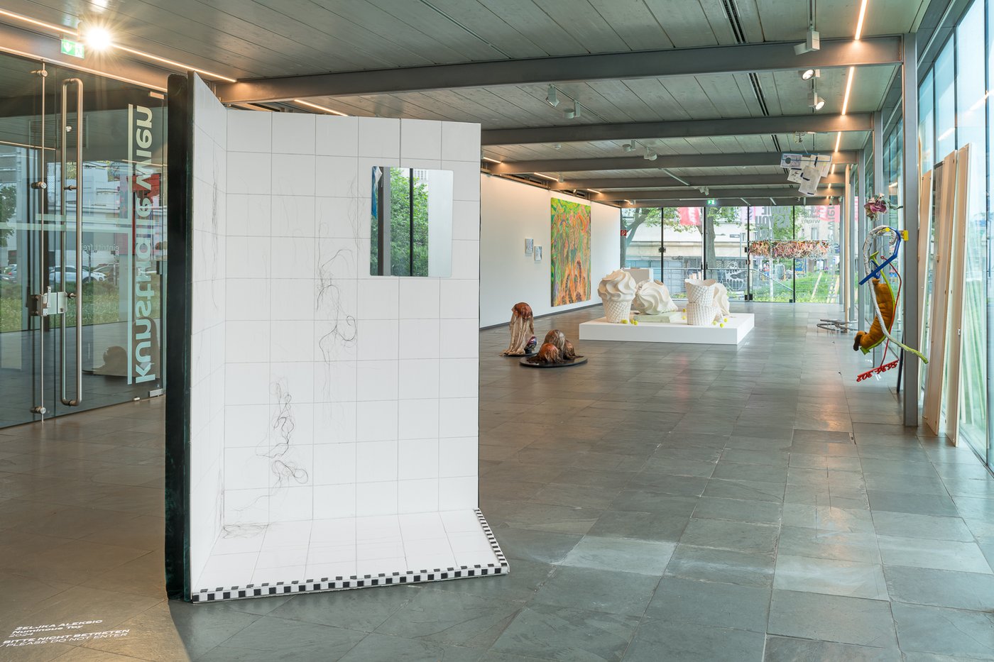 Ausstellung, im Vordergrund eine Duschkabine im Hintergrund Installationen