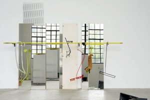 Kunstinstallation mit Glaselementen und bunten Stangen