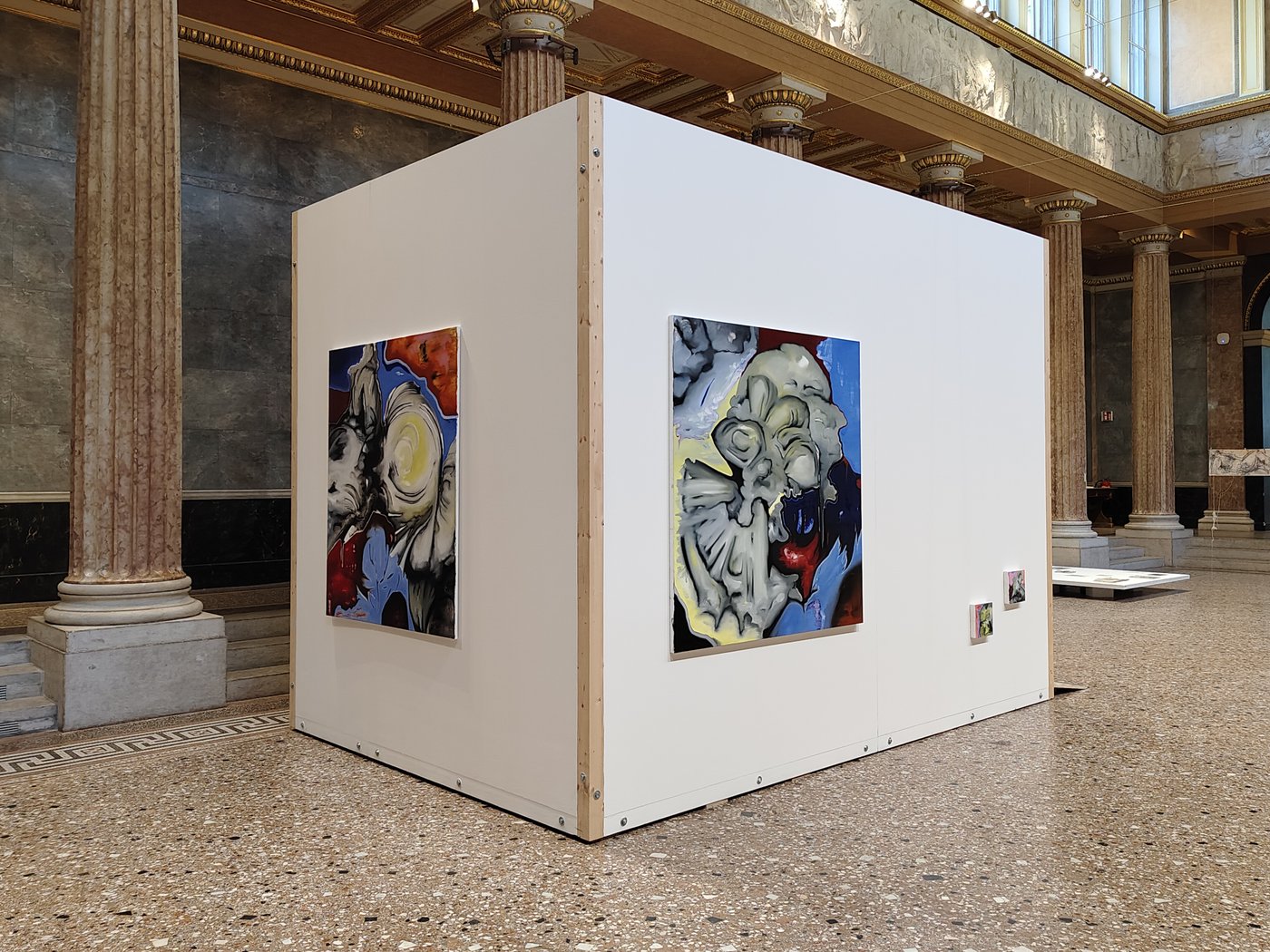 bunte abstrakte Gemälde auf einem white cube der in einer Säulenhalle steht