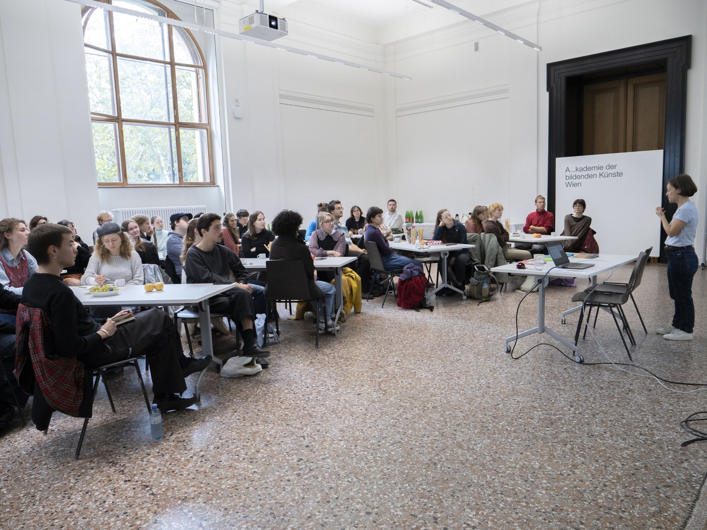 Studierende beim Welcome Meeting am Schillerplatz