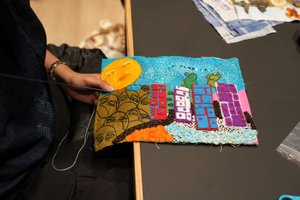 Aufnahme von einem gestickten Kunstwerk an dem gerade gearbeitet wird