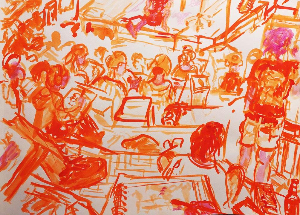 Eine Zeichnung mit oranger Tusche auf weißen Papier von einer Menge an Künstler*innen in Reihen sitzend, aus der Perspektive der letzten Reihe im Aktsaaal.