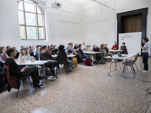 Studierende beim Welcome Meeting am Schillerplatz