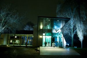 Anlässlich der Ausstellung “Empfindung oder in der Nähe der Fehler liegen die Wirkungen“, die von Sabeth Buchmann, Kathi Hofer und Eva Maria Stadler kuratiert wurde, beschäftigen sich Künstler/innen und Kulturtheoretiker/innen mit Empfindungen und ihren Wirkungen.