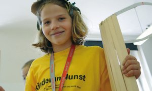 Die KinderuniKunst richtet sich an alle Kinder von 6 bis 14 Jahren. Sie findet jedes Jahr Anfang Juli an der Universität für angewandte Kunst, an der Universität für Musik und darstellende Kunst und bei zahlreichen weiteren Partnern aus den kunstpädagogischen Bereichen statt. Alle Angebote sind gratis zugänglich.