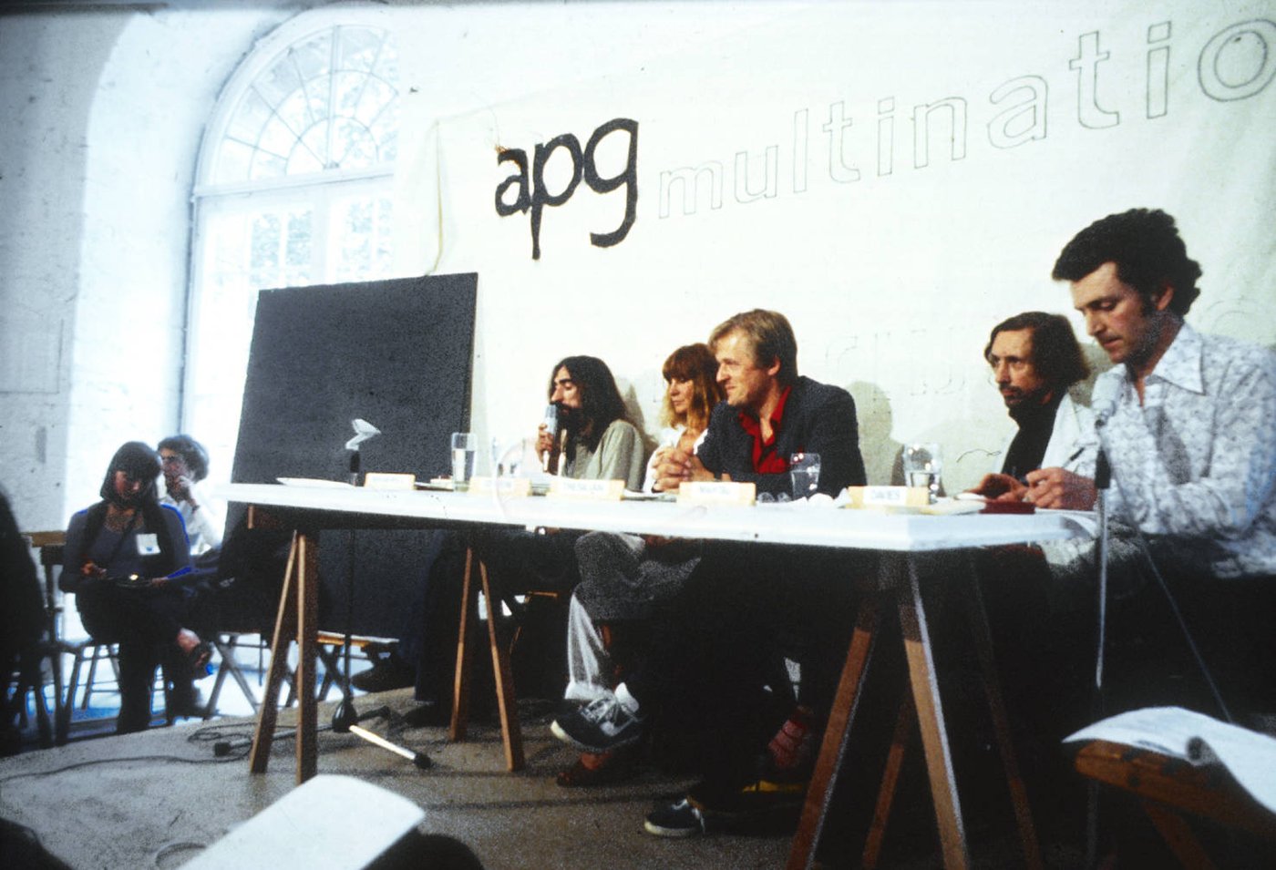 Vor 50 Jahren wurde die legendäre
 
  APG-Artist Placement Group
 
 in Großbritannien gegründet. Die Gründerin
 
  Barbara
 
 
 
 
  Steveni
 
 gibt Auskunft über die Künstler_innengruppe.
 
 
 Eine Veranstaltung in Kooperation zwischen der Akademie der bildenden Künste Wien und dem Depot - Raum für Kunst und Diskussion.