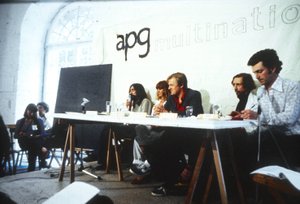 Vor 50 Jahren wurde die legendäre
 
  APG-Artist Placement Group
 
 in Großbritannien gegründet. Die Gründerin
 
  Barbara
 
 
 
 
  Steveni
 
 gibt Auskunft über die Künstler_innengruppe.
 
 
 Eine Veranstaltung in Kooperation zwischen der Akademie der bildenden Künste Wien und dem Depot - Raum für Kunst und Diskussion.