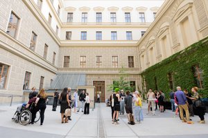 Foto von mehreren Personen in einem Innenhof