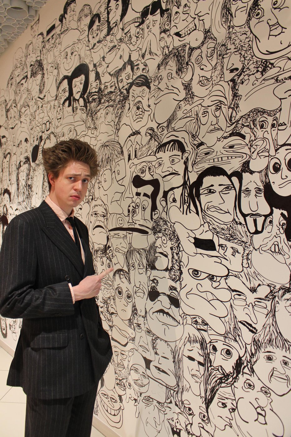 Artist Fabian Köttl in front of his artwork