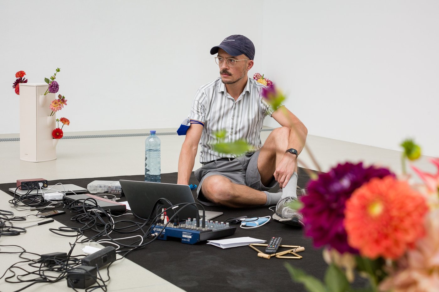 Artist Armin Lorenz Gerold performing live in an installation at Halle für Kunst Steiermark, 2021
