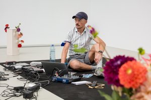 Artist Armin Lorenz Gerold performing live in an installation at Halle für Kunst Steiermark, 2021