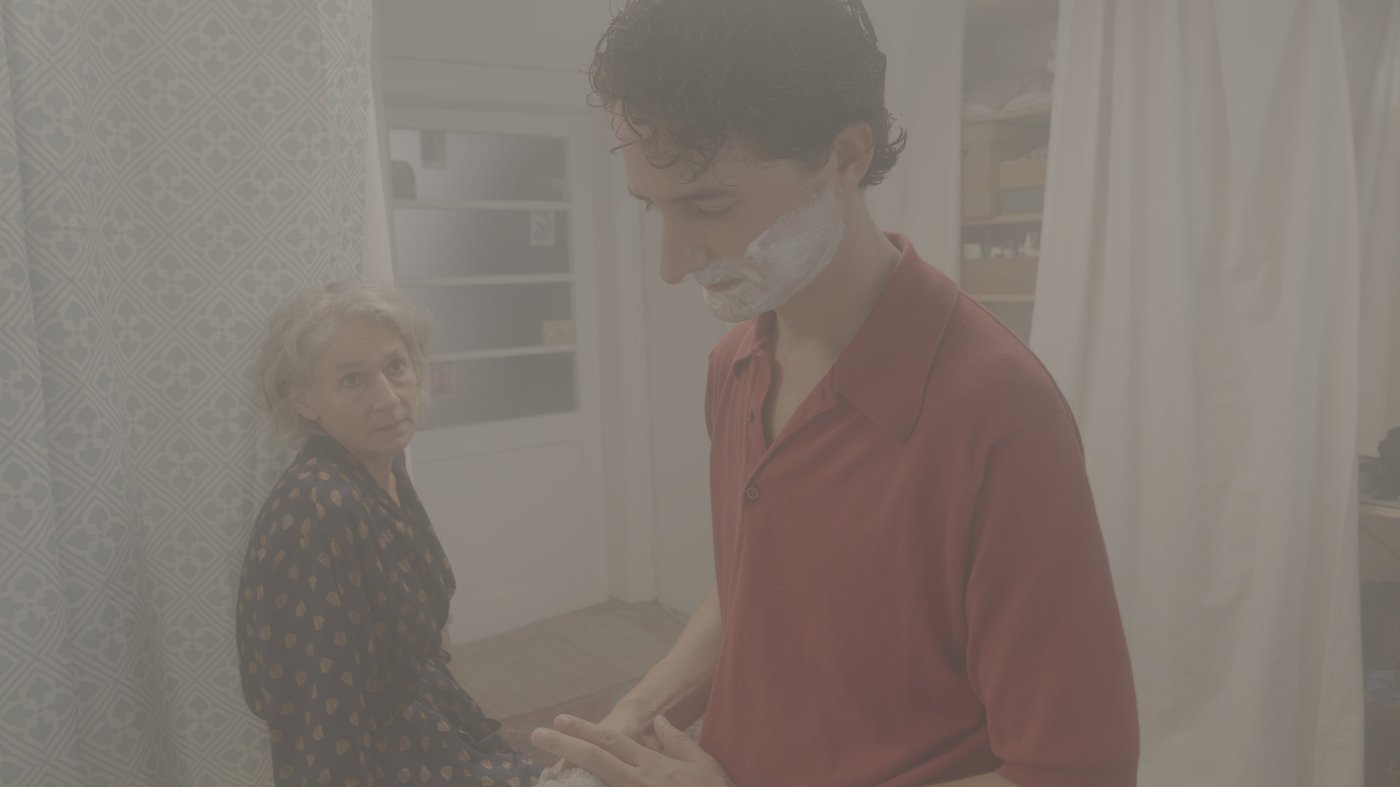 Bessie and Zooey (first dramatic practice) by Francesco Tacoli. Color, 15 min photo of a woman and a young man who is applying beard foam on his face, the picture is grayed out