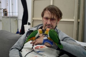 Daniel Richter with 2 parrots on hand