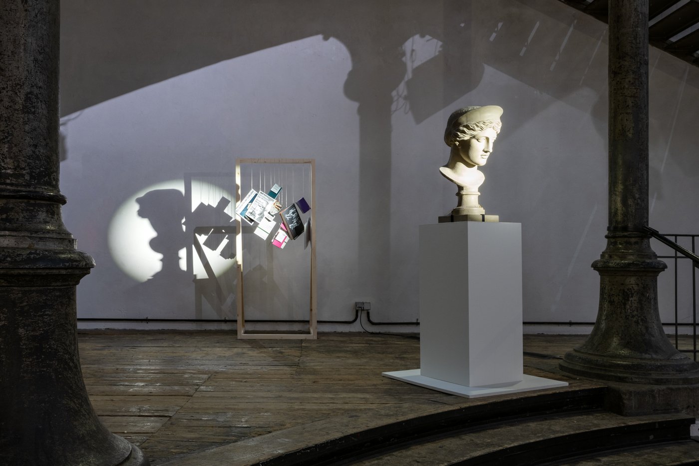 Light on a bust making a shadow on the wall