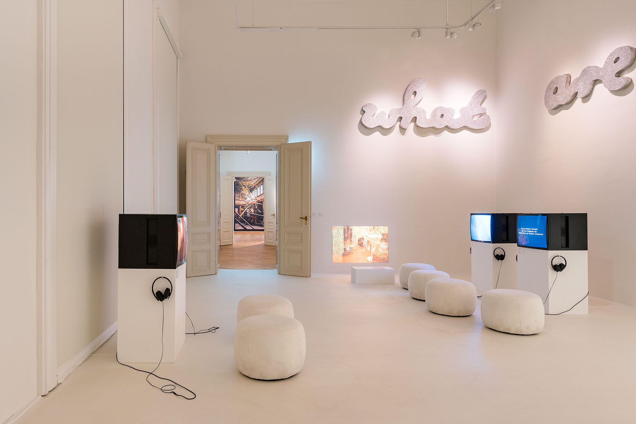 Installation view: Exhibit - diverse Ausstellungspraxen, Exhibit Galerie, 6.9.–13.10.2024 © Academy of Fine Arts Vienna Photo: Simon Veres