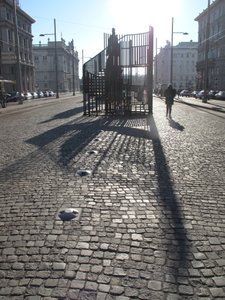 STATION on stage   ist die Einladung an junge Performer*innen, die Verkehrsinsel am Schwarzenbergplatz für ihre Auftritte zu nutzen und die Treppenskulptur „Verordnung“ von Bartholomäus Kinner und Samuel Seger vor dem Schwarzenbergdenkmal als Bühne zu verwenden.
 Ein Projekt im Rahmen des Schwerpunkts   Akademie | Kunst | Öffentlichkeit     an der Akademie der bildenden Künste Wien. 
 Anmeldung unter    :           kontakt.station@gmail.com