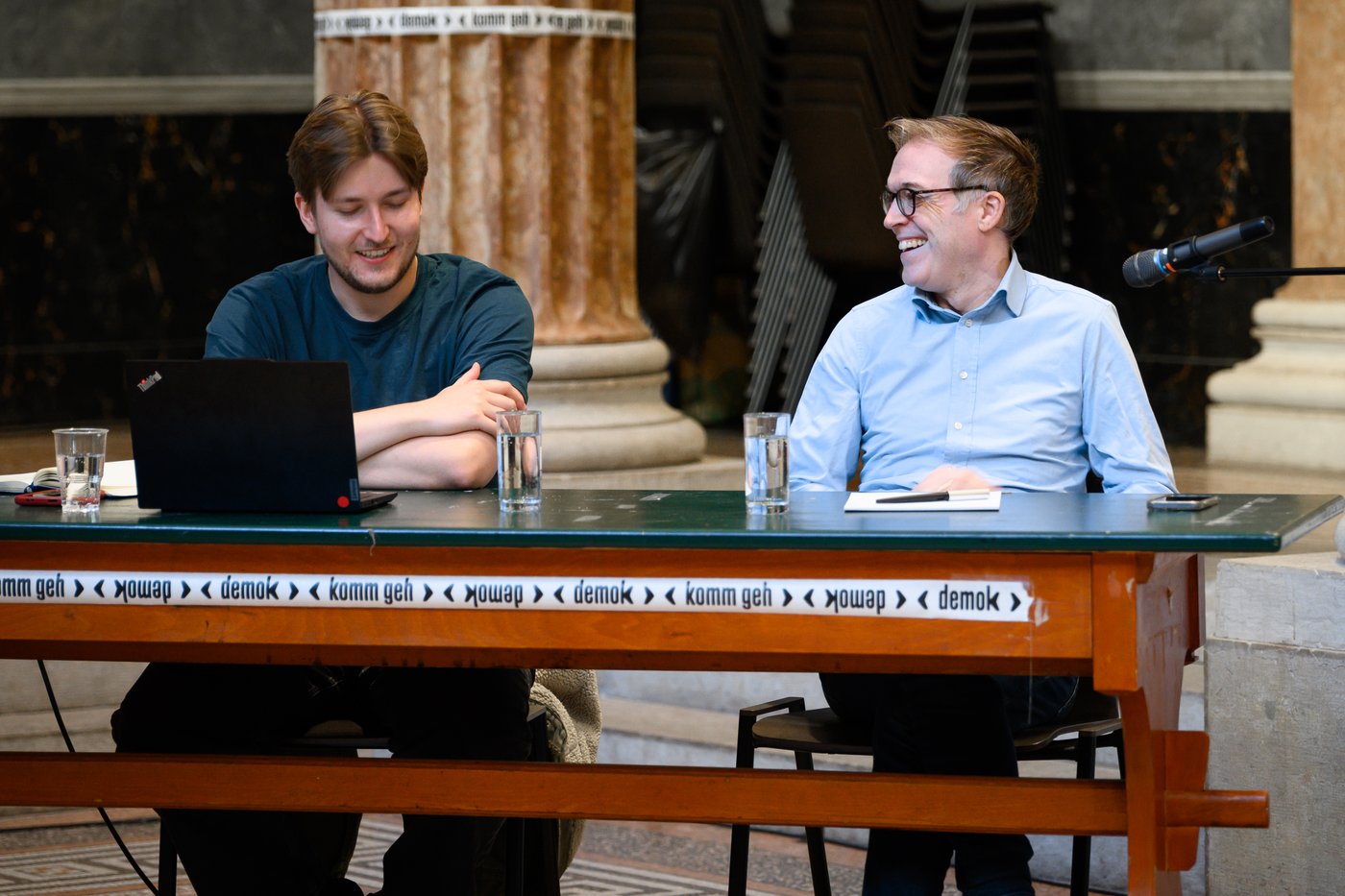 Jonas Thiel and Rector Johan Hartle discussing