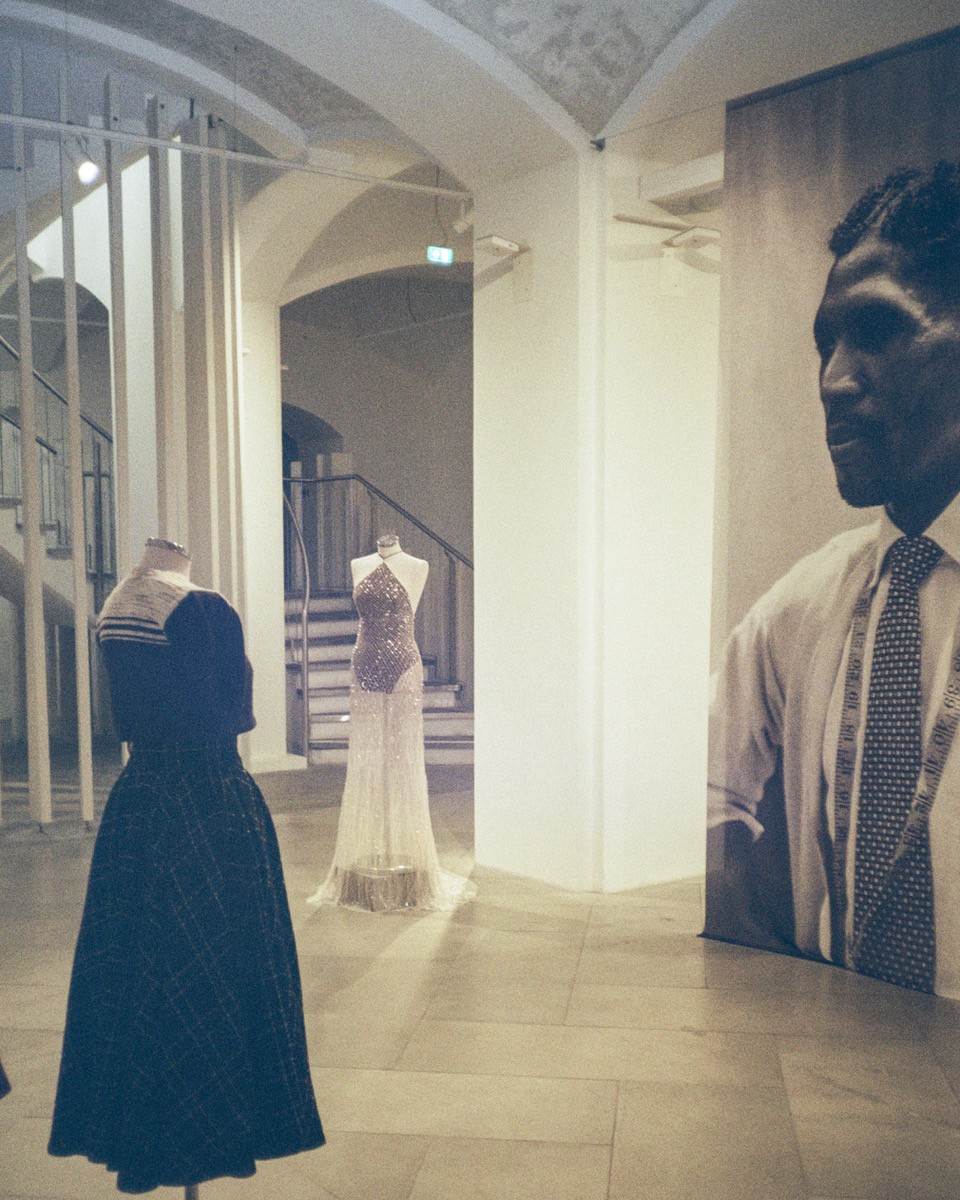 The Martin Molefe Memory Project von Khaya Mchunu und Kiara Gounder, Ausstellung “Making, Memory and Resistance - Textile Healing and Social Justice through the Lens of Decolonial Fashion Research”in der Galerie Exhibit Eschenbachgasse, Foto: Anna Hambira