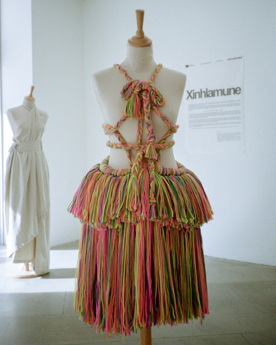 Xinhlamune von Tinyiko Baloyi “Making, Memory and Resistance - Textile Healing and Social Justice through the Lens of Decolonial Fashion Research”in der Galerie Exhibit Eschenbachgasse,Foto: Anna Hambira