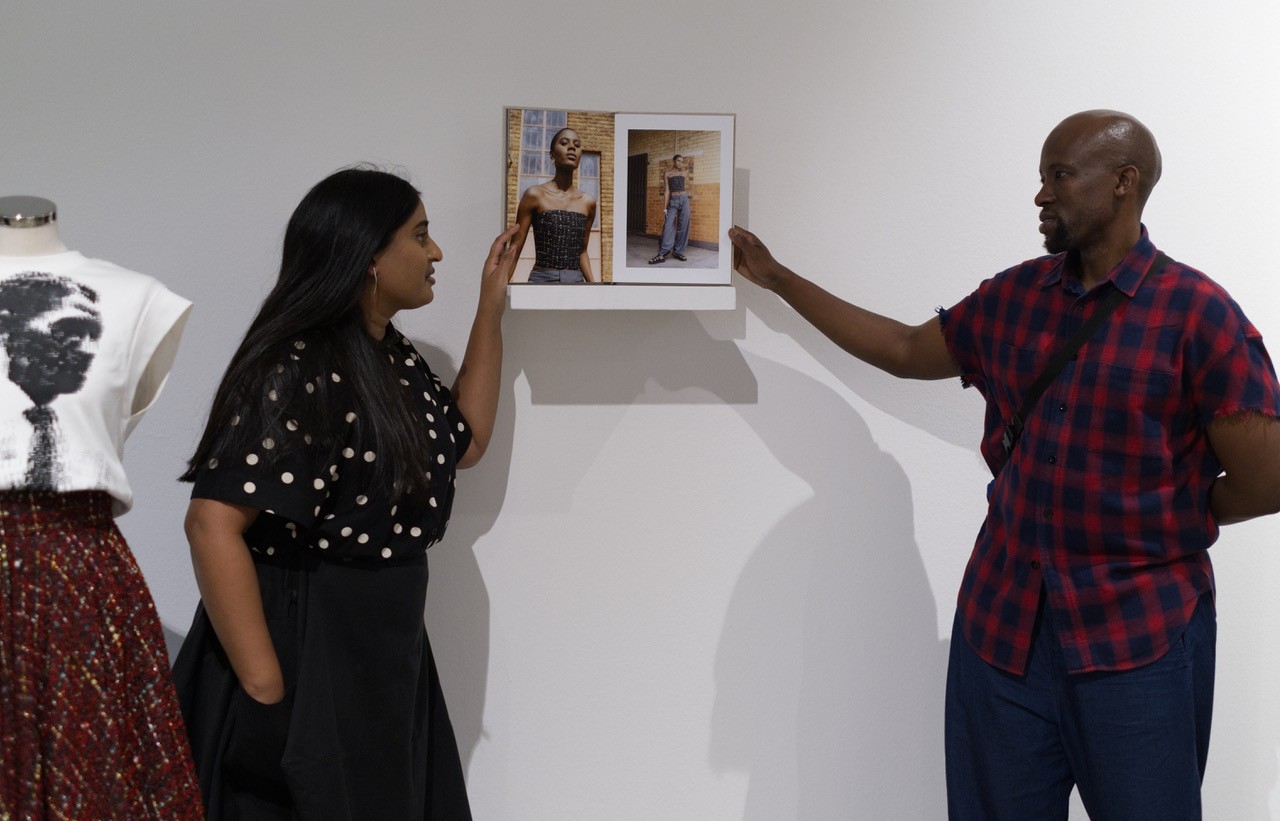 Khaya Mchunu und Kiara Gounder bei der Vernissage “Making, Memory and Resistance - Textile Healing and Social Justice through the Lens of Decolonial Fashion Research”in der Galerie Exhibit Eschenbachgasse, Foto: Sidonie Sagmeister/Anna Hambira