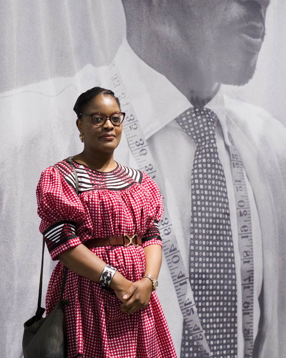 Loini Iizyenda bei der Vernissage “Making, Memory and Resistance - Textile Healing and Social Justice through the Lens of Decolonial Fashion Research”in der Galerie Exhibit Eschenbachgasse, Foto: Sidonie Sagmeister/Anna Hambira