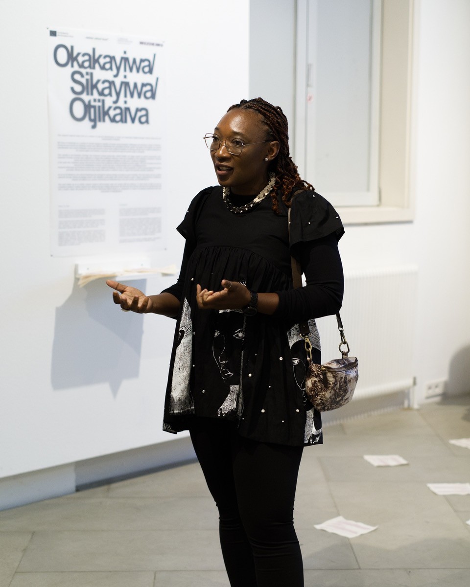 6.jpgMaria Caley während des Walk Abouts bei der Vernissage “Making, Memory and Resistance - Textile Healing and Social Justice through the Lens of Decolonial Fashion Research”in der Galerie Exhibit Eschenbachgasse, Foto: Sidonie Sagmeister/Anna Hambira