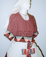 Okakayiwa/Sikayiwa/Otjikaiva von Maria Caley & Loini Iizyenda,  “Making, Memory and Resistance - Textile Healing and Social Justice through the Lens of Decolonial Fashion Research”in der Galerie Exhibit Eschenbachgasse, Foto: Anna Hambira