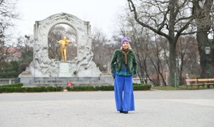 Carola Dertnig vor dem Johann Strauss Denkmal im Stadtpark
