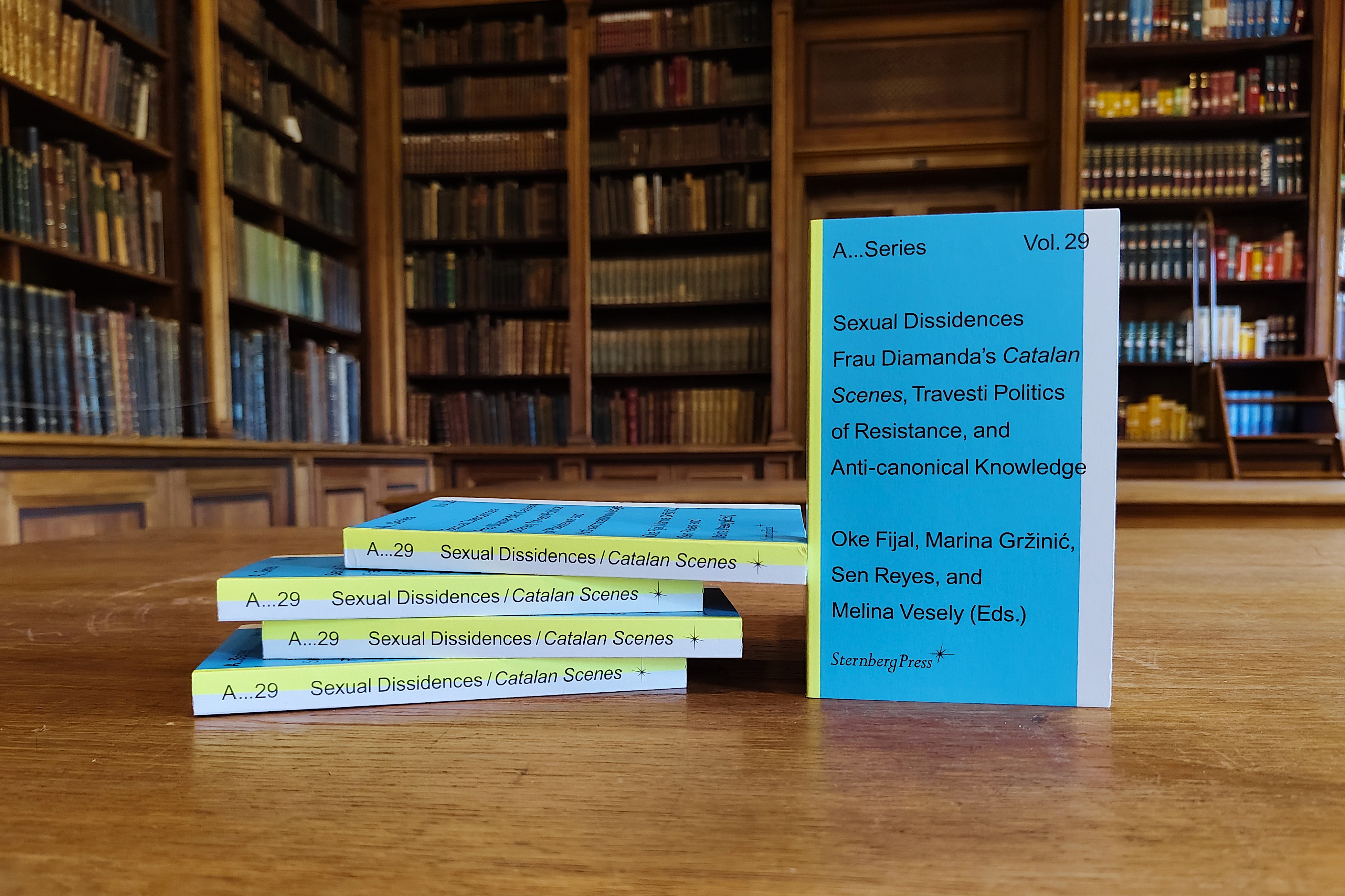 Vol. 29: [em]Sexual Dissidences. Frau Diamanda´s Catalan Scenes, Travesti Politics of Resistance, and Anti-canonical Knowledge[/em], Oke Fijal, Marina Gržinić, Sen Reyes, Melina Vesely (Hg.), London, Sternberg Press, 2025, Photo: Public Relations Office Academy of Fine Arts Vienna