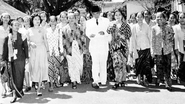 Women activists walking with President Sukarno, year 1950
