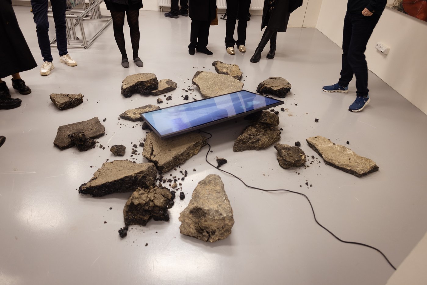 Screen on the floor on broken concrete
