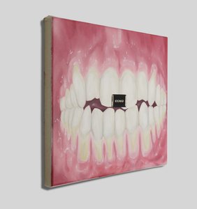 You can see a small-format oil painting, the photo was taken from the side, therefore the canvas appears distorted in perspective. The canvas depicts a format-filling mouth interior presented in an unusual way. The gums as well as all the teeth are clearly visible, the lips seem to be folded back or put over the "lens". In the center of the painting, a label of the Gucci fashion brand has been turned inside out and sewn on